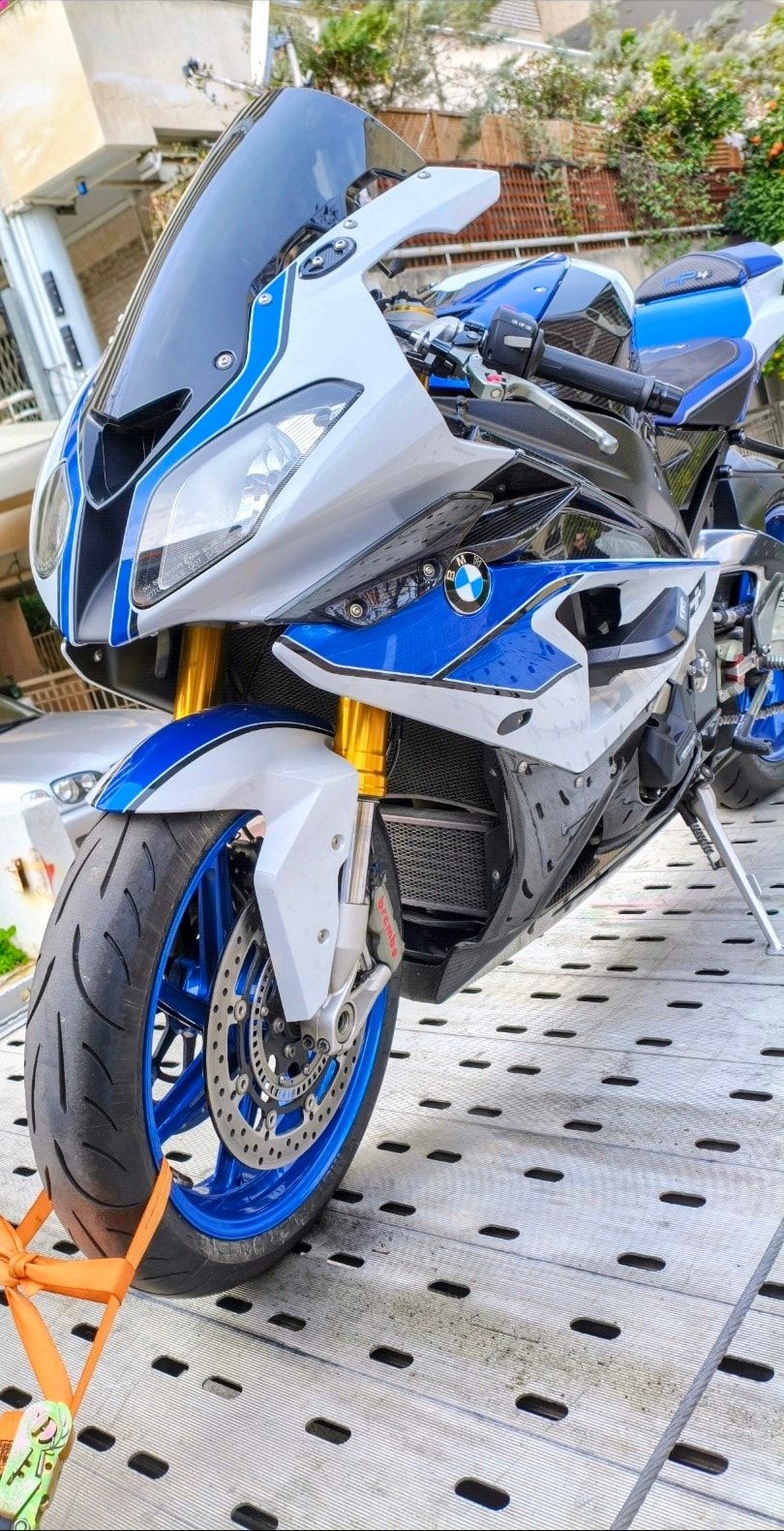Μοτοσυκλέτα BMW HP4 στερεωμένη με ιμάντα στην πλατφόρμα μεταφοράς