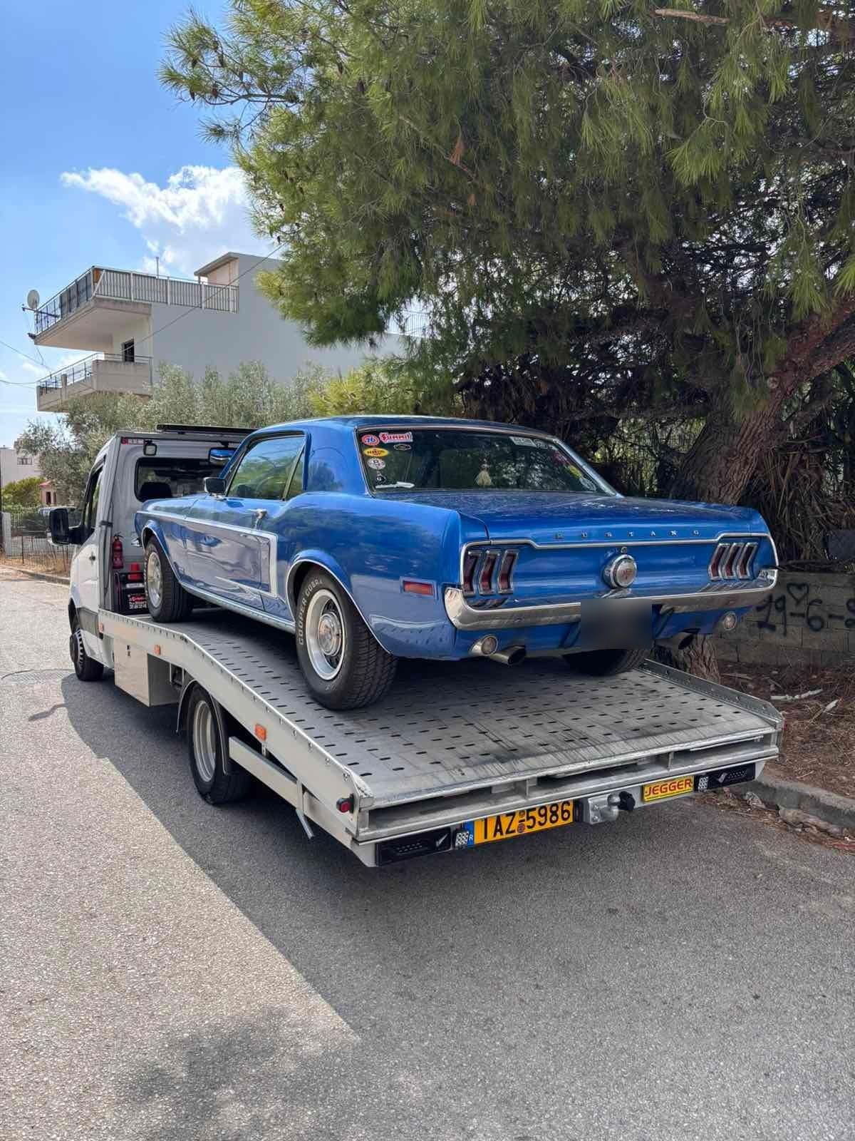 Κλασικό μπλε Ford Mustang στην πλατφόρμα του οχήματος της Instant Assistance
